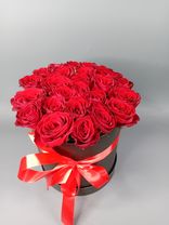 Фото флориста 1: Букет из 25 красных роз в черной коробке
