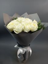 Фото флориста 6: Букет из 9 пионовидных роз в серой упаковке «Белая сказка»