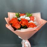 Фото флориста 2: Букет из 6 коралловых роз, 2 хризантем и фисташки «Чувственность»