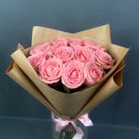 Фото флориста 1: Букет из 11 коралловых роз в крафте