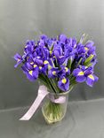 Фото флориста 2: Букет из 35 синих ирисов с лентой