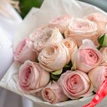 Маленькое фото 2: Букет из 15 пионовидных розовых роз в белой пленке, 50 см, Эквадор. Сервис доставки цветов AzaliaNow