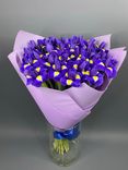 Фото флориста 2: Букет из 35 синих ирисов в фиолетовой пленке