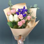 Фото флориста 4: Букет из роз и ирисов «Пушкин»