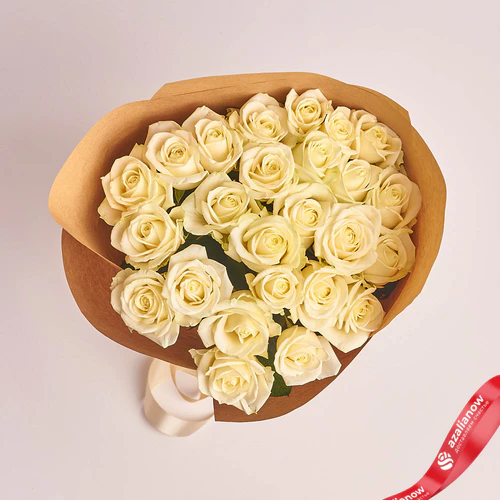 Фото 1: Букет из 25 белых роз в крафте. Сервис доставки цветов AzaliaNow