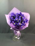 Фото флориста 1: Букет из 15 синих ирисов в фиолетовой пленке