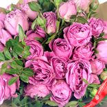 Маленькое фото 5: Букет из 11 кустовых пионовидных розовых роз, в пленке с зеленью