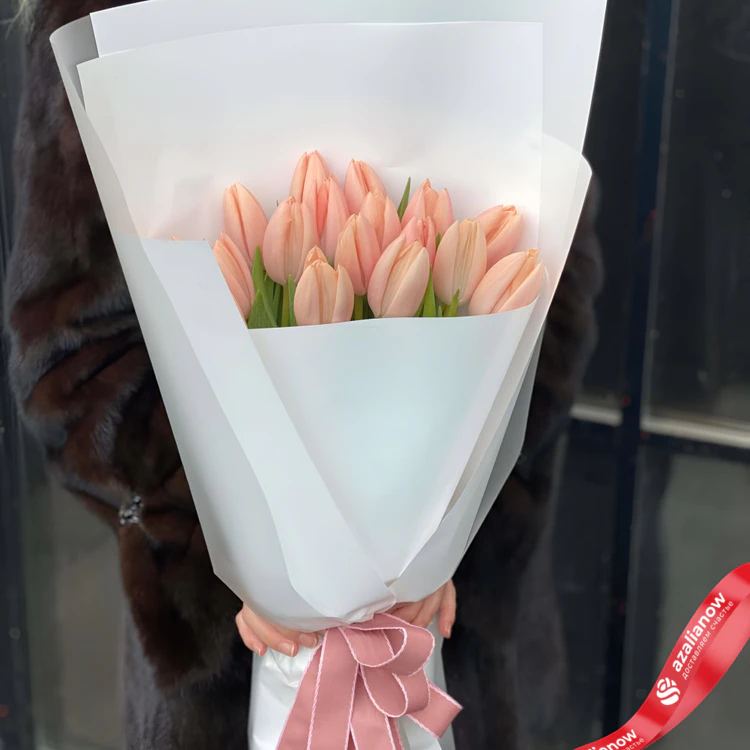 Фото 1: Букет из 17 коралловых тюльпанов в белой упаковке. Сервис доставки цветов AzaliaNow