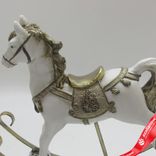 Маленькое фото 2: Сувенир «Лошадка» (полирезин), Н18х21х5,5см, белый/шампань