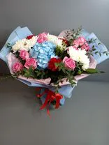 Букет из роз, хризантем, гвоздик, гортензии «Тысяча поцелуев». Фото флориста - 0