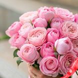 Маленькое фото 2: Букет из 23 пионовидных розовых роз, 50 см, Эквадор. Сервис доставки цветов AzaliaNow