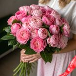 Маленькое фото 1: Букет из 25 пионовидных розовых роз, 50 см, Эквадор. Сервис доставки цветов AzaliaNow