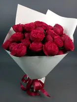 Фото флориста 1: Букет из 9 кустовых пионовидных красных роз