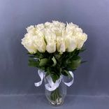 Фото флориста 1: Букет из 19 белых роз без упаковки