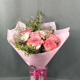 Фото флориста 2: Букет из роз, гвоздик и статицы «Секрет сердца»