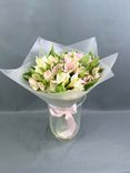 Фото флориста 1: Букет из 7 альстромерий микс в пленке с розовой лентой