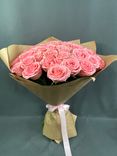 Фото флориста 1: Букет из 45 розовых роз в крафте с лентой, 40 см, Россия