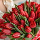 Маленькое фото 4: Букет из 45 красных тюльпанов с красной лентой