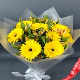 Маленькое фото 1: Букет из 10 желтых гербер и 9 альстромерий в прозрачной пленке