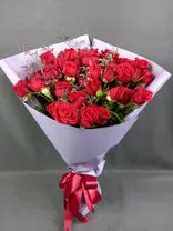 Фото флориста 4: Букет «Триумф» из 11 красных кустовых роз Кения в пленке с лентой