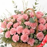 Маленькое фото 2: Букет из 35 розовых гвоздик в корзине с эвкалиптом. Сервис доставки цветов AzaliaNow
