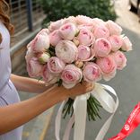 Маленькое фото 1: Букет из 25 пионовидных розовых роз с белой лентой, 50 см, Эквадор. Сервис доставки цветов AzaliaNow