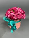 Фото флориста 6: Букет из 9 кустовых пионовидных розовых роз в шляпной коробке