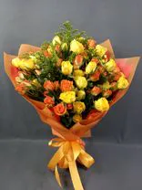 Фото флориста 1: Букет из 19 кустовых роз и 3 солидаго в оранжевой плёнке с лентой