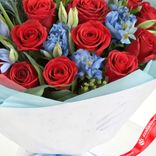 Маленькое фото 4: Букет из 18 красных роз и 9 синих ирисов в бумаге