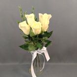 Фото флориста 1: Букет из 5 белых роз Мондиаль с лентой, 50см, Эквадор