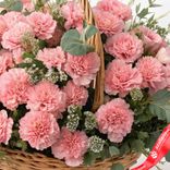 Маленькое фото 3: Букет из 35 розовых гвоздик в корзине с эвкалиптом. Сервис доставки цветов AzaliaNow