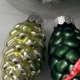 Маленькое фото 5: Набор украшений «Шишки» 12шт. в тубе (стекло), 5см, в асс., зеленый/золотой