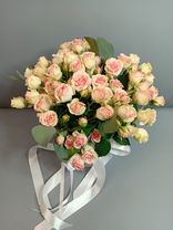 Букет из 13 кустовых розовых роз в шляпной коробке. Фото флориста - 0