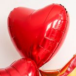 Маленькое фото 5: Композиция из 3 шаров с гелием, 2 красных сердца и 1 золотая звезда