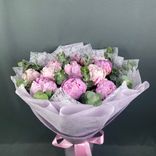 Фото флориста 1: Букет из 15 пионов Сара Бернар с эвкалиптом в крафте