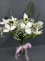 Фото флориста 1: Букет из 7 белых ирисов с гипсофилой с розовой лентой