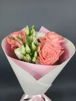 Фото флориста 3: Букет из роз, лизиантусов и гвоздик «Первый снег»