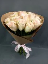 Фото флориста 1: Букет из 15 розовых роз Кения в крафте