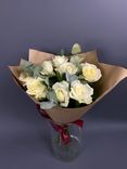 Фото флориста 2: Букет из 9 белых роз в крафте