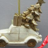 Маленькое фото 3: Украшение подвесное «Машинка с елочкой» (полирезин), Н6,5х7х3,5см, кремовый/золотой