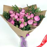 Маленькое фото 1: Букет из 9 кустовых пионовидных розовых роз, в пленке с зеленью