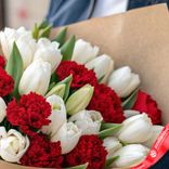 Маленькое фото 3: Букет из 19 белых тюльпанов и 8 красных гвоздик в крафте. Сервис доставки цветов AzaliaNow