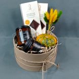 Фото флориста 1: Подарочный набор «Осенний дар» из тыквы, сухоцветов, шоколада и ароматических свечей