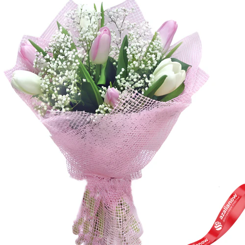 Фото 1: Букет из розовых и белых тюльпанов и гипсофил. Сервис доставки цветов AzaliaNow