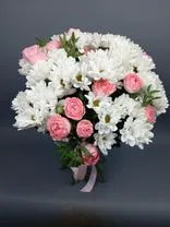 Фото флориста 1: Букет из коралловых роз и ромашковых хризантем «Кассандра»