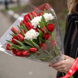 Маленькое фото 1: Букет 24 красных тюльпана и 3 белые гвоздики в пленке. Сервис доставки цветов AzaliaNow