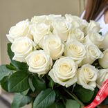 Маленькое фото 2: Букет из 25 белых роз без упаковки. Сервис доставки цветов AzaliaNow
