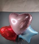 Фото флориста 1: Композиция из 3 шаров с гелием, 2 сердца и 1 голубая звезда