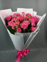 Фото флориста 1: Букет из 11 кустовых розовых роз в белой пленке