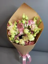 Акция! Букет из 5 розовых лизиантусов в крафте. Фото флориста - 0